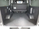 スクエアなパッケージ設計でゆとりの広さ♪バックドアも大きく開くので荷物の積み下ろしもスムーズです!!