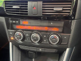 【左右独立型フルオートエアコン】運転席と助手席でそれぞれお好みの温度に設定可能。同乗者にも配慮した、快適な空調をお届け致します。