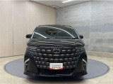 お車購入のポイントとなるフロントマスクです!シャープ且つ、迫力のある目つきが印象的なデザインのヘッドランプです。