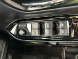 パワーウィンドウスイッチは、運転席から全ての窓の開閉をコントロール可能です。運転中の操作もスムーズに行え、快適なドライブをサポートします。