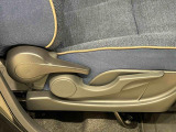 運転手の体格に合わせて運転席の座面の高さ調整ができるシートリフターが付いてます