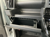 【収納部】パッと手に取りたい小物の置き場に便利。その他、沢山の収納部がございます。