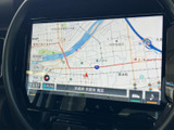 鮮明なディスプレイが、目的地までの道順をわかりやすく表示。渋滞情報も確認できるので、スムーズな移動をサポートします。