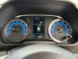 視認性の高いメーター類は、運転に必要な情報を的確にドライバーへ伝えます。中央のディスプレイも重要な情報を分かりやすく表示しています。