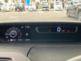 視認性の高いメーター類は、運転に必要な情報を的確にドライバーへ伝えます。運転状況を常に把握し、安全運転をサポートします。