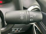 操作しやすい位置に配置されたウインカーレバー。スムーズな操作で、安全な車線変更をサポートします。直感的に使える設計です。