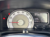 速度計と液晶表示をまとめて確認でき、運転に必要な情報を視線の近くで把握しやすい配置です。燃料残量やシフト位置なども表示され、日々の運転を支えてくれる装備です。