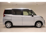 運転席側の真横からのサイドフォルム、シンプルで飽きのこないスタイリッシュなスタイルですね!乗降しやすそうなのがわかります。