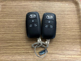 【スマートキー】 スマートキーを携帯していれば、ドアハンドルのボタンを押してロックの解除ができ、パワースライドドアもワンタッチで開閉できます。
