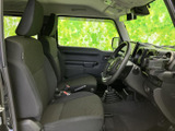 前席はゆったりとした座面と背もたれで、運転席・助手席とも落ち着いて座れる空間です。大きな窓から外の様子を確認しやすく、日常の移動も快適に過ごせます。