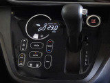 車内を快適に、オートエアコンを装備しています。