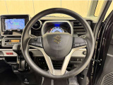 ステアリングスイッチ搭載!手を離さずに手元のスイッチで操作が可能。運転中、視線をそらさなくても操作ができて安全です!
