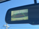 【バックカメラ(ミラー)】駐車時に後方がリアルタイム映像で確認できます。大型商業施設や立体駐車場での駐車時や、夜間のバック時に大活躍!運転スキルに関わらず、今や必須となった装備のひとつです!