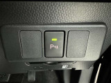 コーナーセンサーを車の前後に装備。障害物までの距離に応じて警告音を変えてお知らせ。縦列駐車時や駐車場・車庫などでの取り回しをサポートします。詳細は販売店スタッフまでおたずねください。