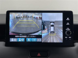 【マルチビューカメラシステム】自車周辺をぐるりと俯瞰できるカメラで危険を察知。上空からの映像で自動車や障害物の位置が詳細に確認できるので、狭い駐車場でも安心して駐車できますね。