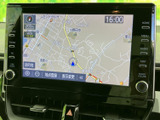 地図を大きく表示し、現在地や周辺の道路を確認しやすい画面です。画面脇には目的地やオーディオなどのボタンが並び、必要な機能へアクセスしやすい構成。視線の移動を抑えながら使える位置にあります。