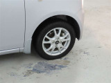 装着タイヤサイズは、155/65R14です。アルミホイールを装着しております。