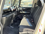 運転席からの視界は広く、運転操作もスムーズに行えます。快適なドライブをサポートします。