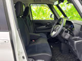 開放感のある室内空間が広がります。運転席からの視界も広く、運転操作も快適に行えます。座り心地も良好です。