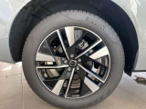 XC60ウルトラB5のパワー(250馬力 カタログ値)を4輪で余すところなく地面に伝える純正19インチアルミホイールと、235/55R19サイズのラジアルタイヤ。高次元の走りと乗り心地を両立します。