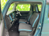 前席は窓から外の様子を確認しやすく、運転席と助手席の間もすっきりした印象です。シートの差し色が室内のアクセントとなり、明るくまとまっています。
