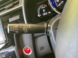 レバーには文字や記号が表示され、機能を目で確認しやすい設計です。運転席から手を伸ばしやすい位置にあり、表示を確かめながら必要な操作を行えるため、日常使いに便利です。