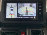 車庫入れの苦手な方にバック時のサポートバックモニター、パノラマモニター付き。※カメラが映し出す範囲は限られています。必ず車両周辺の安全を直接確認してください。