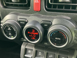 空調の設定や各種操作部がまとまっており、運転席から確認しやすい配置です。表示を見ながら必要な操作を選びやすく、季節や乗車人数に合わせた車内環境づくりに役立ちます。