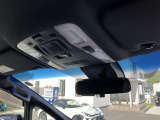 向かい側にサービス工場完備。車検・メンテもお任せください!