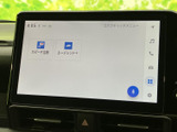 タッチパネルに各種メニューが表示され、地図や音楽などの機能へ移りやすい画面構成です。画面上のアイコンから選択でき、日常の移動に合わせて使い分けられます。