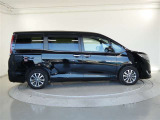 両側スライドドア車です。パワースライドドア付きなので狭い駐車スペースでも乗り降りが楽で、小さなお子様やお年寄りにもうれしい装備です。
