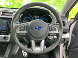手に馴染むステアリング。運転操作をより直感的に行えます。オーディオやハンズフリー通話の操作も可能です。快適なドライビングをサポートします。