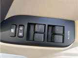 パワーウィンドウのスイッチですよ。 運転席に居ながら窓を開け閉めのコントロールできますよ。 ロック機能で、子供がイタズラして窓を開けるという事も無くなりますよ。