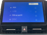 AMラジオやUSB、Miracast、ディスクなど、複数のメディアを選べる画面です。用途に応じて音楽や音声コンテンツを切り替えられ、普段のお出かけにも便利にお使いいただけます。