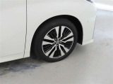 装着タイヤサイズは、235/50R18です。純正アルミホイールを装着しております。