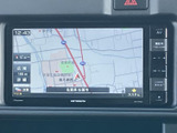 道路や周辺施設を画面上で確認でき、現在地を把握しながら目的地までの移動をサポートします。表示内容がまとまっているため、運転中も案内を確認しやすい仕様です。