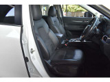 専用デザインのフロントシートは3段階調整可能なシートヒーター付き、運転席はメモリー機能付きパワーシートです。