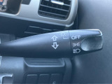 操作しやすい位置に配置されたレバーで、スムーズな合図操作が可能。安全運転をサポートし、周囲への配慮も忘れずに。