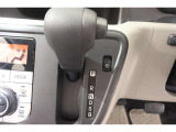 ★パネルシフトレバーは運転席より手が届きやすくて操作のしやすいシフトレバー。室内スペース確保にも配慮されてますよね!
