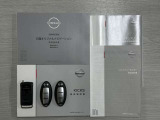 キーをバックやポケットに入れたまま、ドアリクエストキーを押すだけ開閉する、便利なインテリジェントキー2個とリモコンエンジンスターターが付いております。
