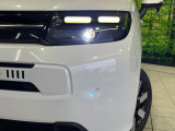 【LEDヘッドライト】悪天候や夜間走行時も良好な視界を確保し安心して運転できる高輝度LEDヘッドライトを装備!点灯速度が早く、消費電力も抑えられています。