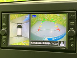 周囲の映像と後方の映像を画面内で確認でき、駐車時の周辺把握を助けます。目安となるガイド線も表示されるため、駐車場での切り返し時にも活用できます。