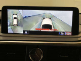 レクサスのお車はすべてバックモニターを標準装備。駐車時のご不安を解消する、パノラミックビューモニターも装備しています。