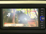 画面には映像が表示され、周辺の景色や案内情報を車内で確認できます。運転中以外の待ち時間にも楽しめるほか、画面横のボタンから各種メニューへアクセスできます。