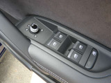 シンプルさと機能性が両立しており、ドイツ車らしい良いインテリアになっています。手の込んだ手法で静かで快適な室内を実現させています。