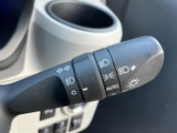 ウインカーレバーは操作しやすい位置に配置され、スムーズな操作で安全な車線変更をサポートします。