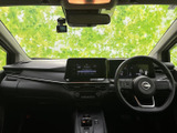 大きなフロントウインドウから前方を見渡しやすく、運転席と助手席にはゆったり座れる空間が広がります。落ち着いた色合いの室内で、日々の移動も快適にお過ごしいただけます。