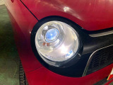 白く明るい光で夜間走行をサポートするLEDヘッドランプを搭載
