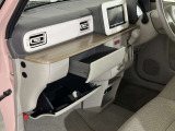 グローブボックス周り 運転席から中に収納した物をすぐに取り出せて便利です。