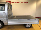 荷台アオリは3方向開き!フラットな荷台で効率よく荷物を積み降ろし出来ます!